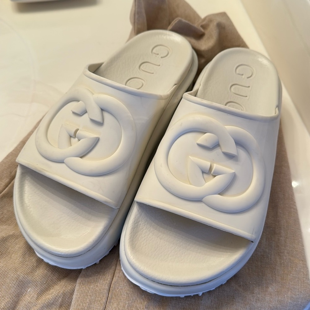 Gucci WOMEN'S SLIDE SANDAL WITH INTERLOCKING G, size 38. Gently worn!